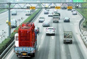 內(nèi)環(huán)高速連應(yīng)急車道也被社會車輛占用著，3月嬰兒最后病重離世