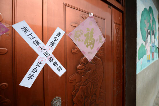 貴溪市濱江鎮(zhèn)春蕾幼兒園大門被貼上封條（2012年12月25日攝）。 攝影：新華社記者 周科