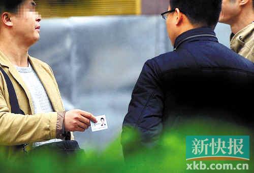 在進行了近半個月暗訪調(diào)查中，有證販子告訴記者稱，二代身份證買賣已形成產(chǎn)業(yè)鏈，不僅貨源穩(wěn)定，生意也是相當紅火。■正佳廣場附近，一名男子正向記者兜售二代身份證。