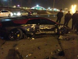 甘肅省政協(xié)一司機(jī)醉撞蘭博基尼或賠百萬元(圖) 甘肅省政協(xié)一司機(jī)醉撞蘭博基尼或賠百萬元(圖)