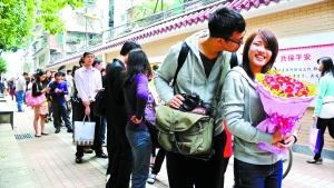2011年11月11日，越秀區(qū)民政局，登記結(jié)婚的隊(duì)伍排了足有一百米長（資料圖片）。　記者黃澄鋒攝