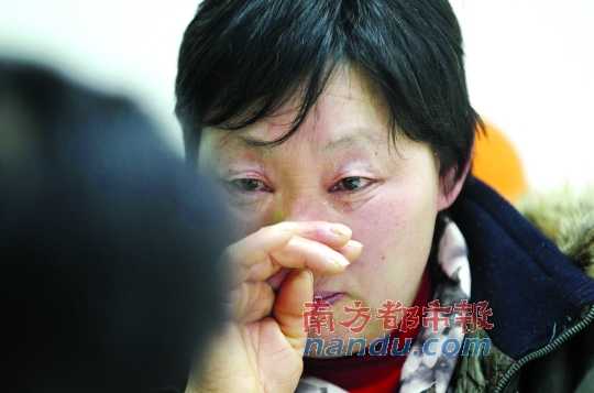 　　聽聞判決結(jié)果，被害人母親楊書會控制不住眼淚。南都記者徐文閣攝