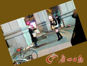 黑衣女拿著剪刀指著“保時捷女孩”。