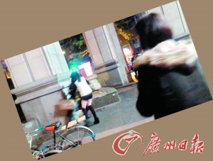 踢落剪刀后欲抱住黑衣女。