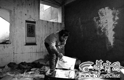 　西安市解放路與東大街十字西北角的一棟待拆遷的樓房中，陳露山整理自己每天看的報(bào)紙