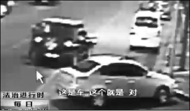 事發(fā)現(xiàn)場監(jiān)控錄像顯示，白圈內(nèi)的被害人老丁，正在牧馬人越野車旁收費。 圖片來自電視截圖