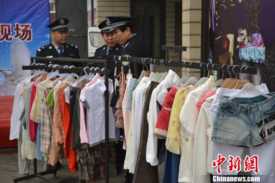 警方展示的部分被盜服裝?！∷瘟⒊z