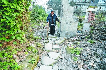 昨日，大渡口區(qū)，徐建高老人走在他鋪成的石子路上。 記者 張路橋 攝