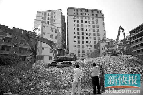在無(wú)數(shù)次專項(xiàng)行動(dòng)和強(qiáng)拆風(fēng)暴的背后，是衍生出的各色潛規(guī)則。