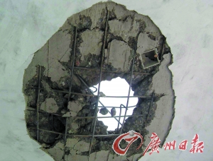 被雷電擊穿的民房。