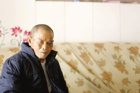 4月15日，劉爹爹的一只眼睛上有明顯的淤青。