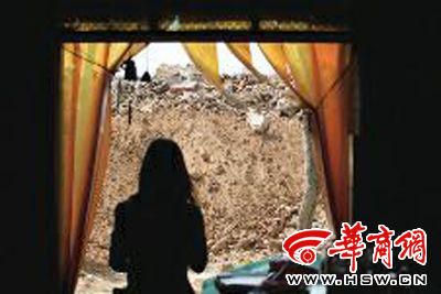 學校旁的小賣部老板李女士看著店門口的建筑垃圾很頭疼 本報記者董國梁攝 學校旁的小賣部老板李女士看著店門口的建筑垃圾很頭疼 本報記者董國梁攝