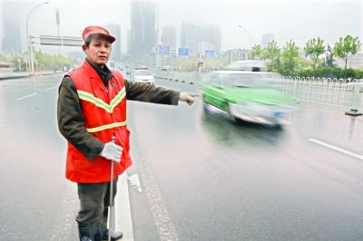　肖慶旭師傅在事發(fā)地點講述經(jīng)過。記者李銳 攝
