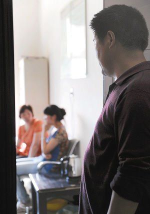 妻子在房?jī)?nèi)勸說(shuō)女兒時(shí)，楊師傅守在門外