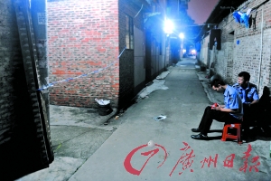事發(fā)出租屋前拉起了警戒線，警方正在現(xiàn)場調(diào)查。記者陳楓攝