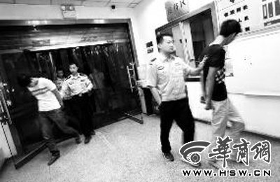 三人搶劫孕婦后，被警方和群眾合力抓獲 王警/攝