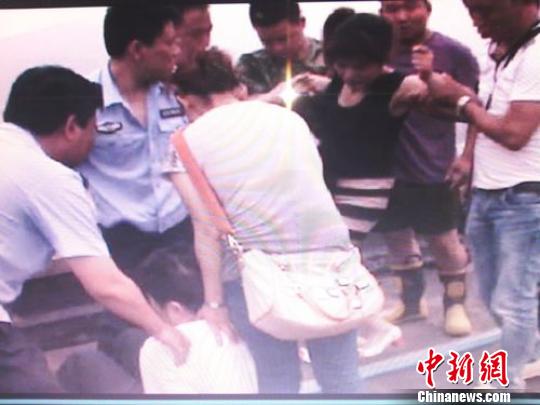 宗德宇緩緩靠近跳樓女子?！O程　攝