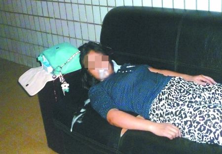 女子橫躺在沙發(fā)上口吐白沫。通訊員 康睿 記者 吳珊 攝