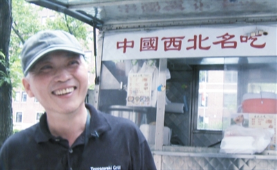 這是謝云峰在美國紐約街頭餐車前的視頻截圖。