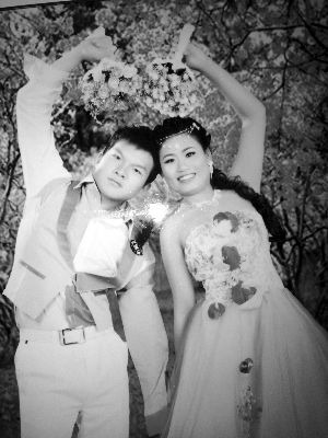 結(jié)婚照中的阿妮笑容燦爛，現(xiàn)實(shí)中，這對(duì)“跨國(guó)速成夫妻”還處在并不愉快的磨合過程中 本版均為資料圖片