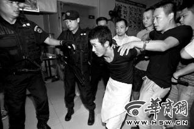 犯罪嫌疑人韓牙某圍著圍裙在廚房內(nèi)拉面，被民警抓獲 本報(bào)記者 鄧小衛(wèi) 攝