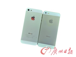 從背面看，真蘋果手機(jī)（左）的攝像頭要大一點(diǎn)，而且蘋果的Logo比較光亮，容易反光。
