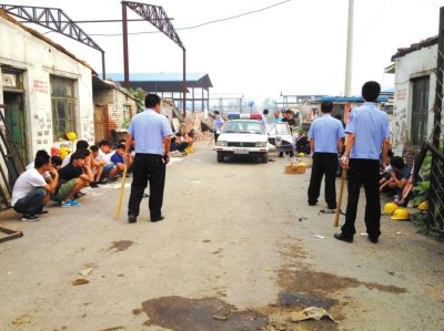 民警繳獲木棍。 讀者供圖