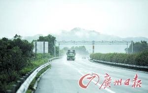 　當天事故發(fā)生的現場處于一個彎道，很多司機反映說來不及減速。