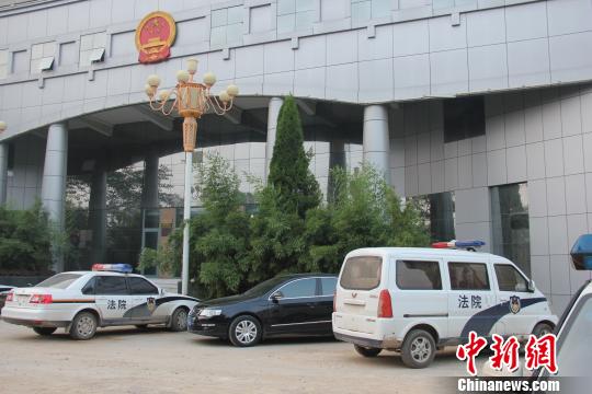 泊頭市人民法院院內(nèi)仍停有無牌制式警車，涉事人員與記者沖突地點僅距法院不足50米。穆玉良 攝