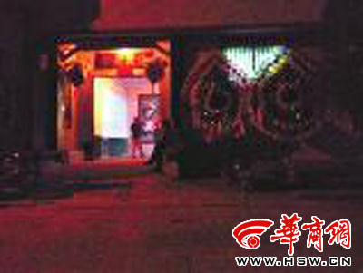 昨晚8時(shí)許，老人的大兒子的家正在辦喪事，屋外擺放著花圈 本報(bào)記者張超攝