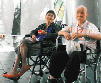 臺灣老夫妻“王爺爺”及“王奶奶”，雙雙失智，但兩人“即使遺忘了全世界，也不會忘了彼此”，片刻也不想分離，深厚情感令人感動。臺灣《聯(lián)合報》圖