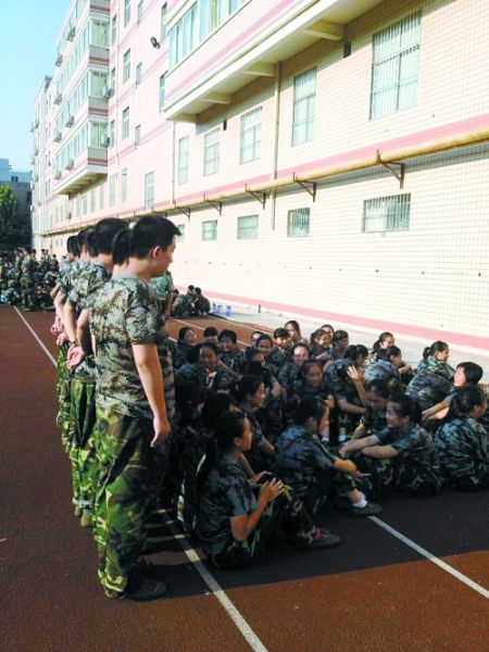 女孩們說，這道“人影陰涼”，為高中時代的記憶鑲上了一顆珍珠 網(wǎng)友供圖