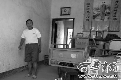 8月16日，在家中接受監(jiān)外執(zhí)行4年刑期的汪衛(wèi)國(guó)（化名）剛剛送走家訪的法官。