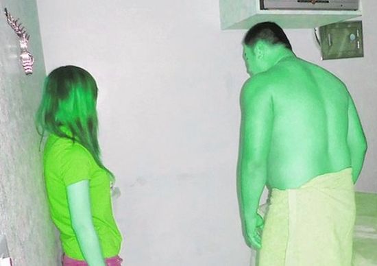 高雄黃姓男子(右)懷疑女友在“喇叭店”兼差，前往調(diào)查順便消費(fèi)時(shí)被警方逮個(gè)正著。(圖／東森新聞)