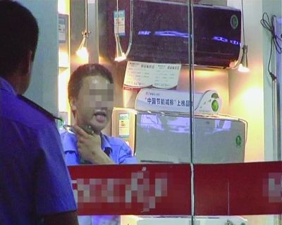 打劫男把玻璃片抵在脖子上，與民警對峙