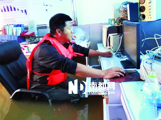 8月31日，黑龍江撫遠(yuǎn)氣象局人員在工作中，洪水已將椅座淹沒(méi)。圖片來(lái)源：中國(guó)氣象網(wǎng)