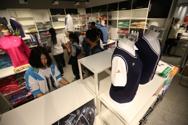 　9月12日，北京，十一學校在推出三大類、超過40款“最潮”校服，吸引學生搶購。