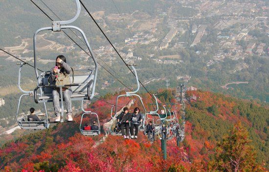 　香山公園“吊籃式”纜車除防護杠外，無其他防護措施。（資料圖）