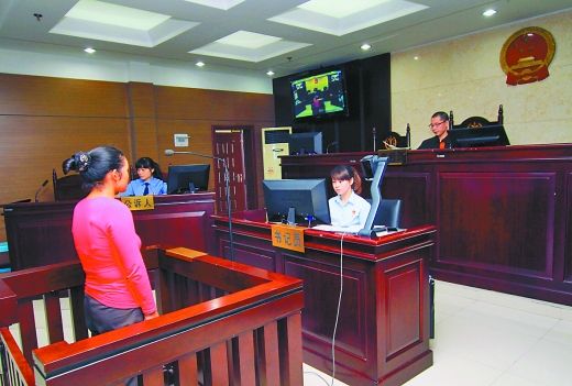    9月29日，萬州區(qū)人民法院，被告王桂娟（化名）在庭審現(xiàn)場。 重慶晨報記者 胡杰 實習生 黃敬坤 攝