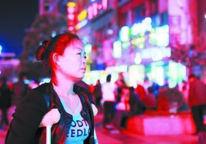 走在燈火闌珊的蘭州街頭，史女士迷茫無助。