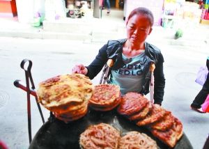 手頭拮據(jù)，每天只能吃一頓飯。