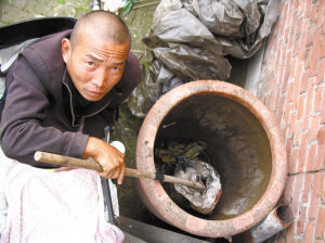 鄭艷良講述鋸?fù)冉?jīng)過(guò)。本報(bào)記者 汪洋 攝