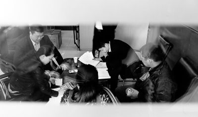今天上午，喜隆多接待處內(nèi)，市場管理方與商戶核對(duì)租金和抵押金數(shù)目