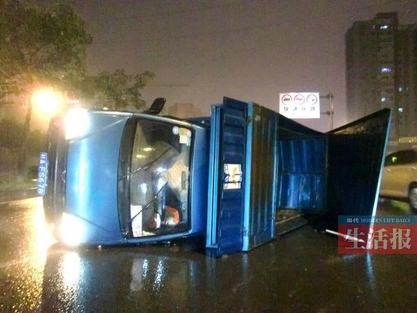 小貨車側(cè)翻現(xiàn)場(chǎng)。