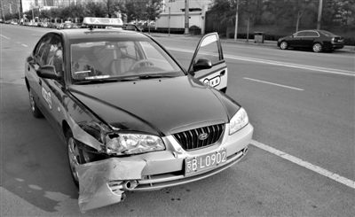 昨日，朝陽區(qū)林萃路，因連撞“克隆”車，的哥劉師傅的車輛受損送修。新京報(bào)記者 黃月 攝