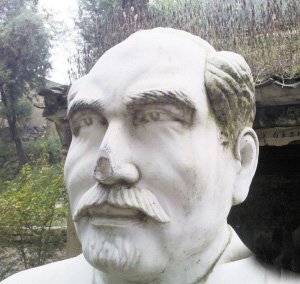 小廟前成了“塌塌鼻”的白求恩雕像。