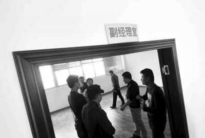  副經(jīng)理室裝修得相當(dāng)豪華，稱得上“土豪”級別