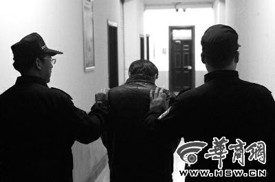　昨日，西安市長(zhǎng)延堡派出所，砍傷醫(yī)生的插隊(duì)患者已被警方控制 本報(bào)記者 張喆 攝