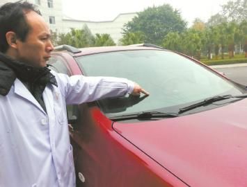 唐中山的車玻璃被醉酒男子砸壞。