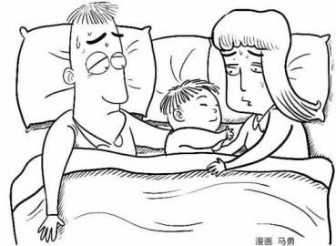 漫畫圖：男孩與父母同床睡。